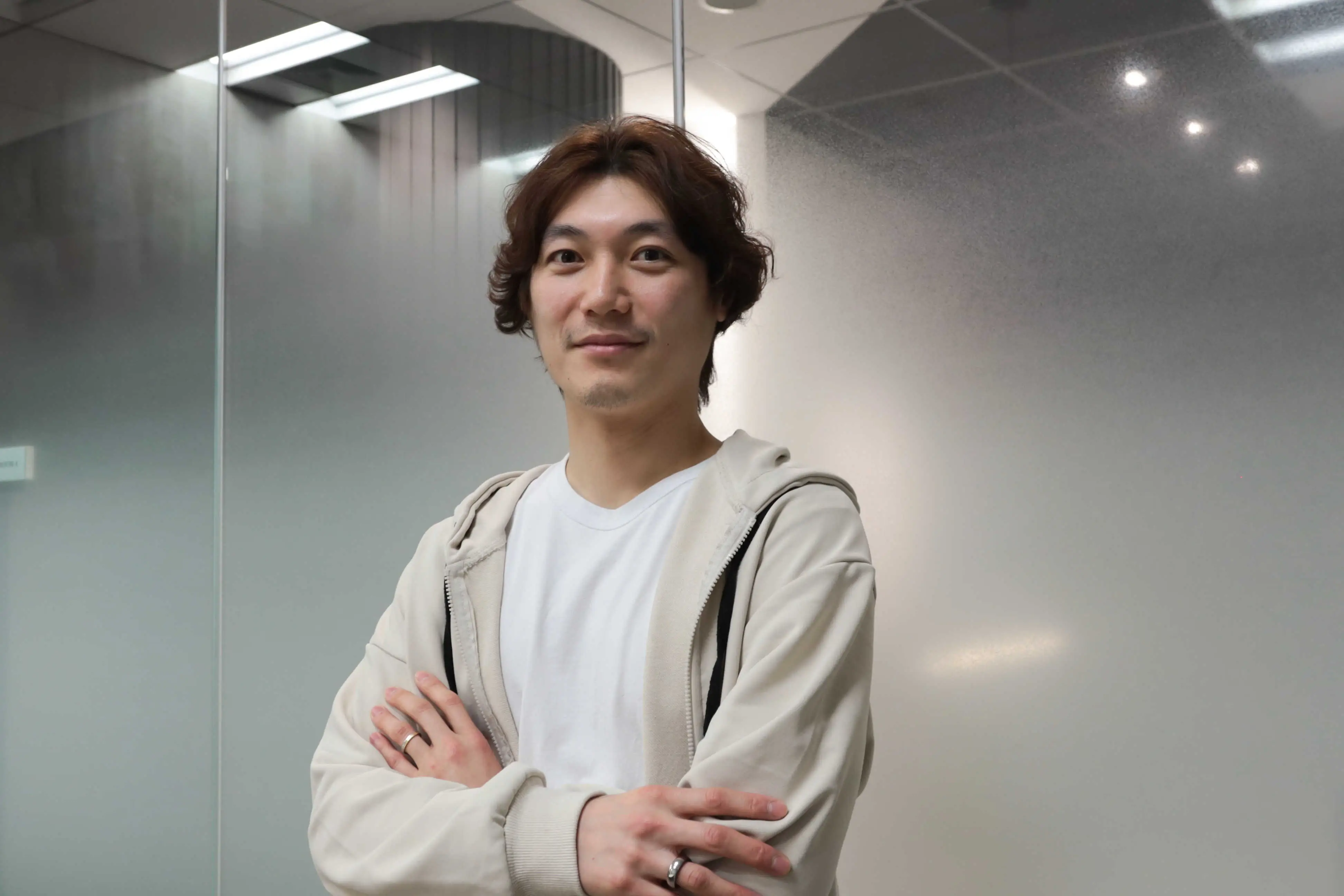 夜の会社を外から見た画像