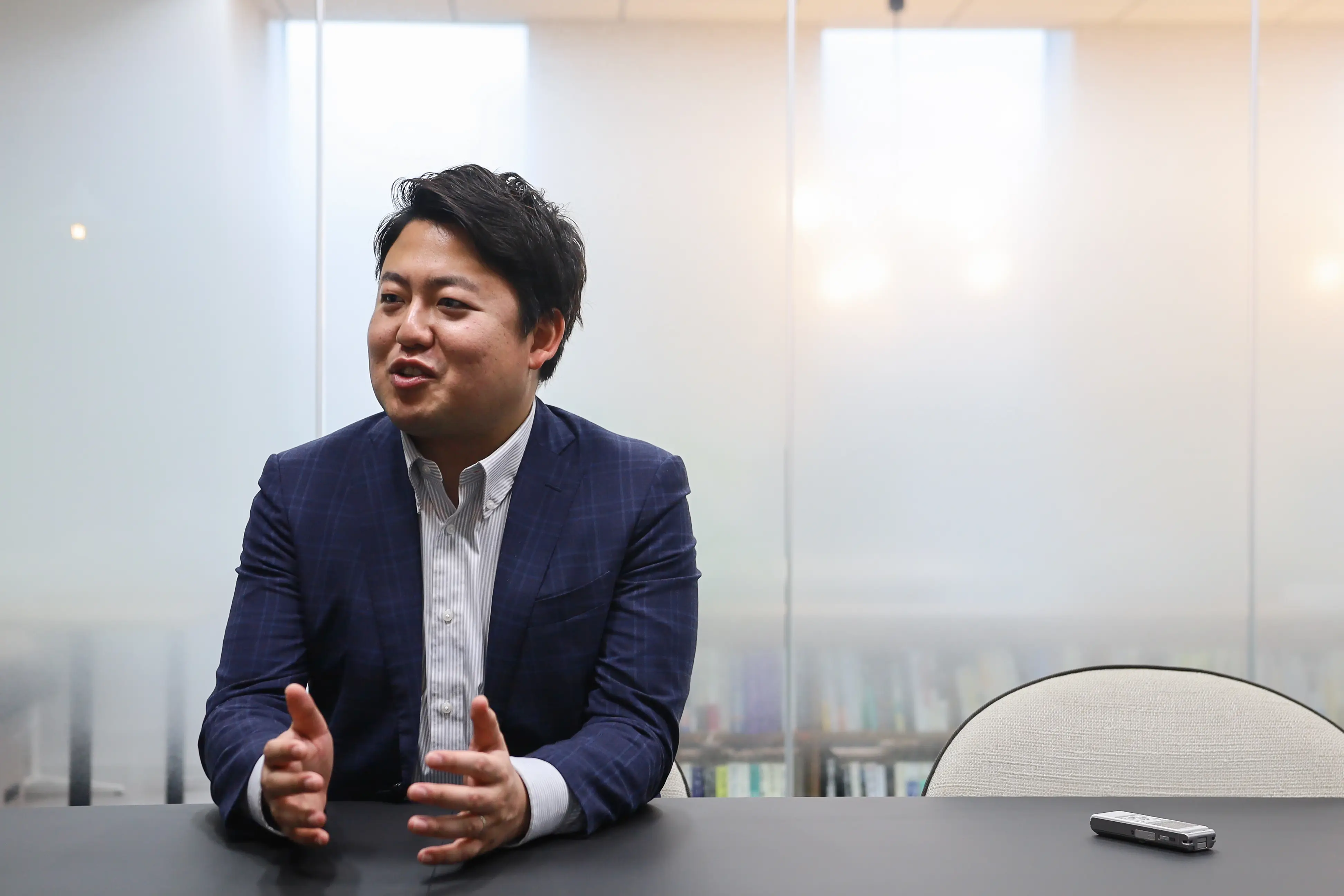 夜の会社を外から見た画像