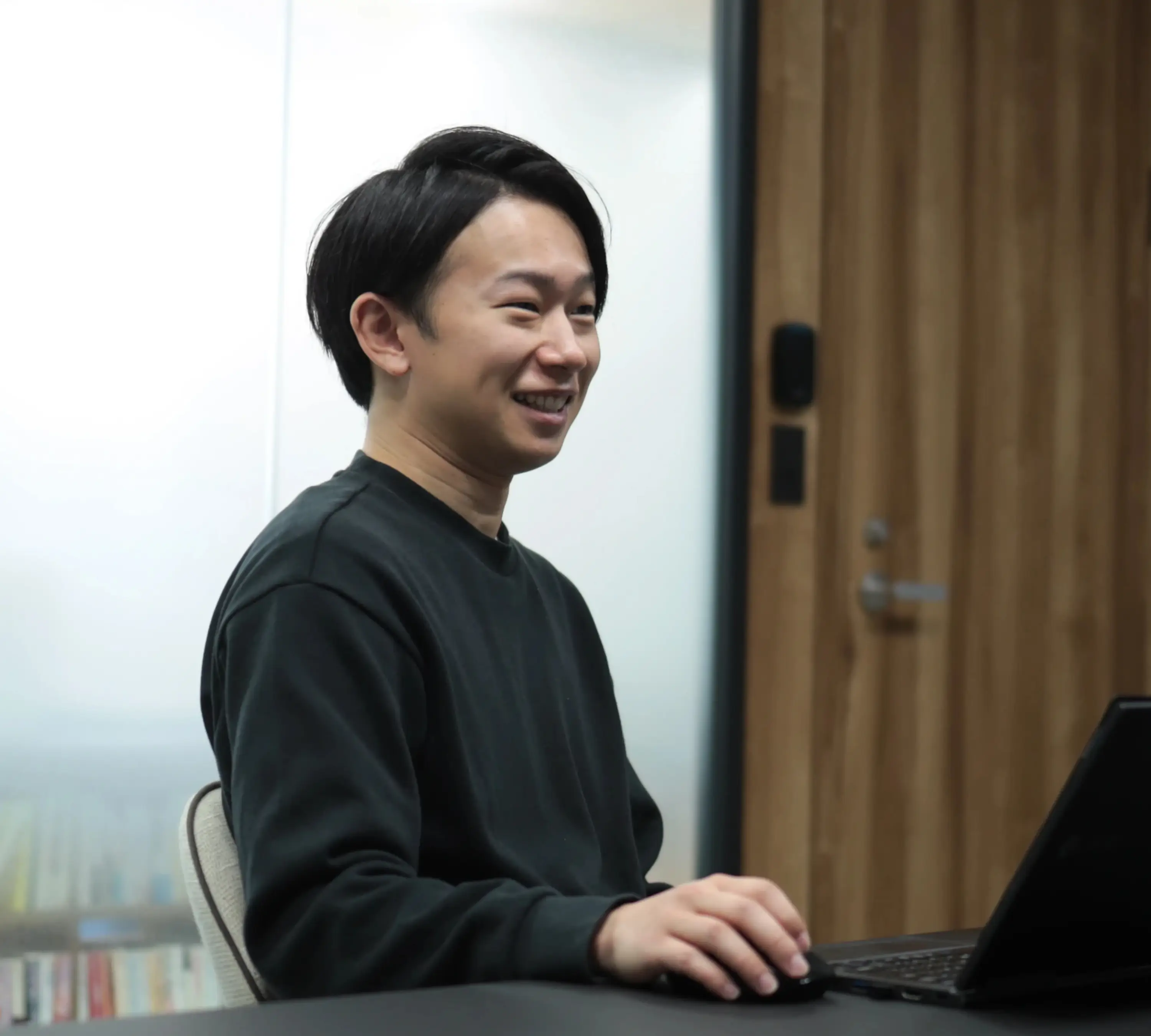 微笑んでいる髭を生やした男性の画像