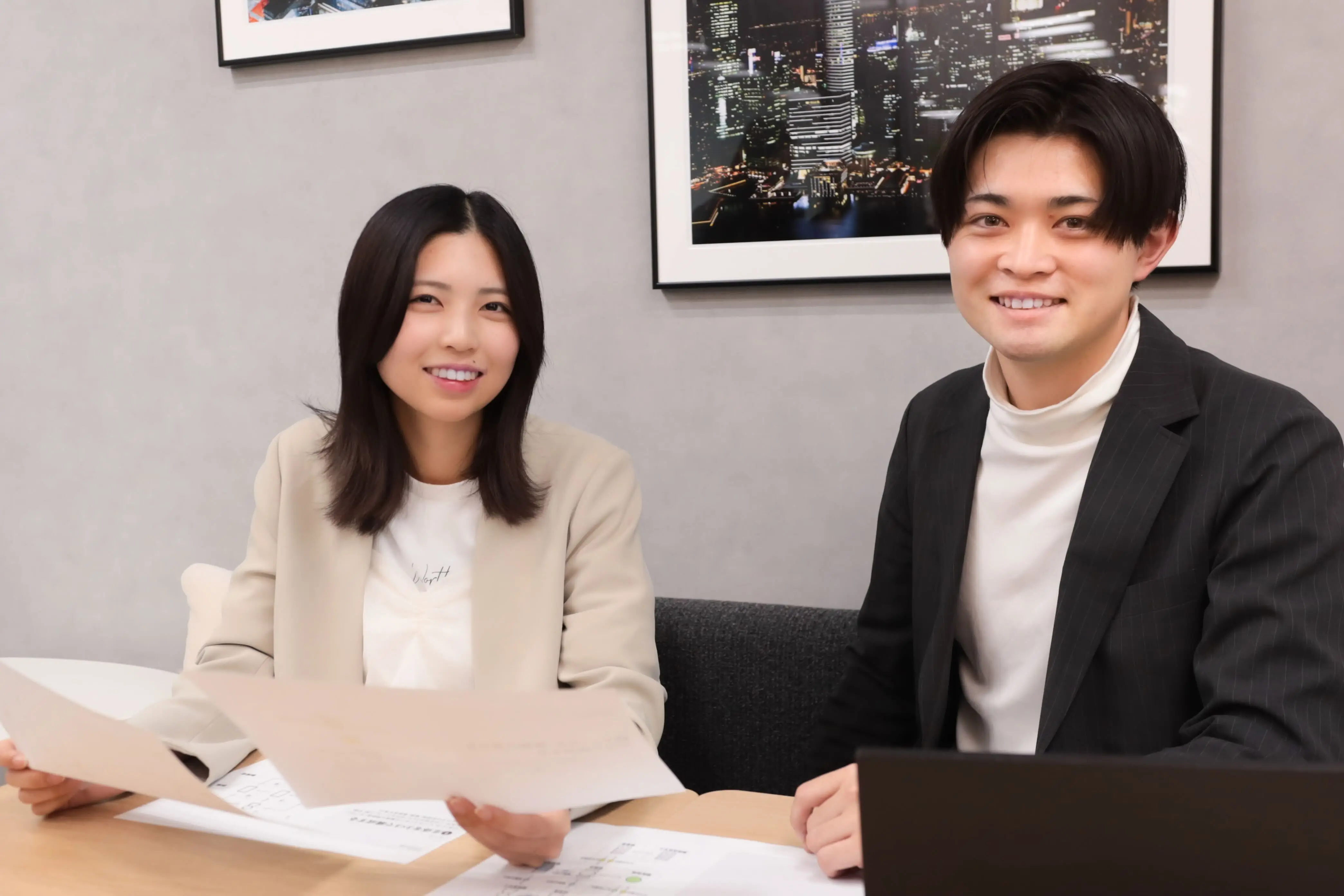 夜の会社を外から見た画像