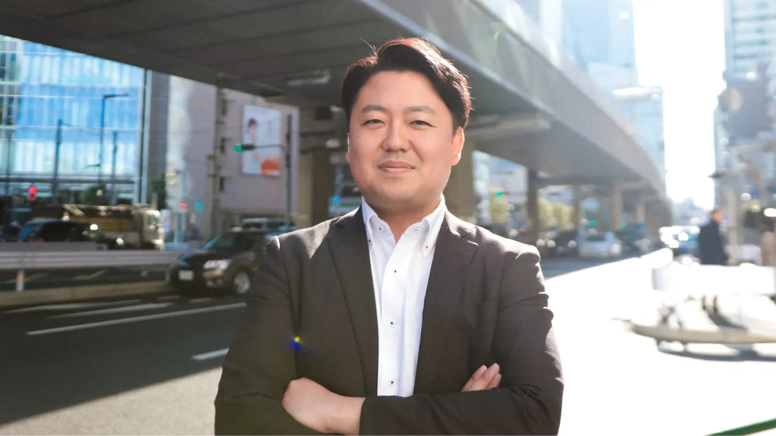 夜の会社を外から見た画像