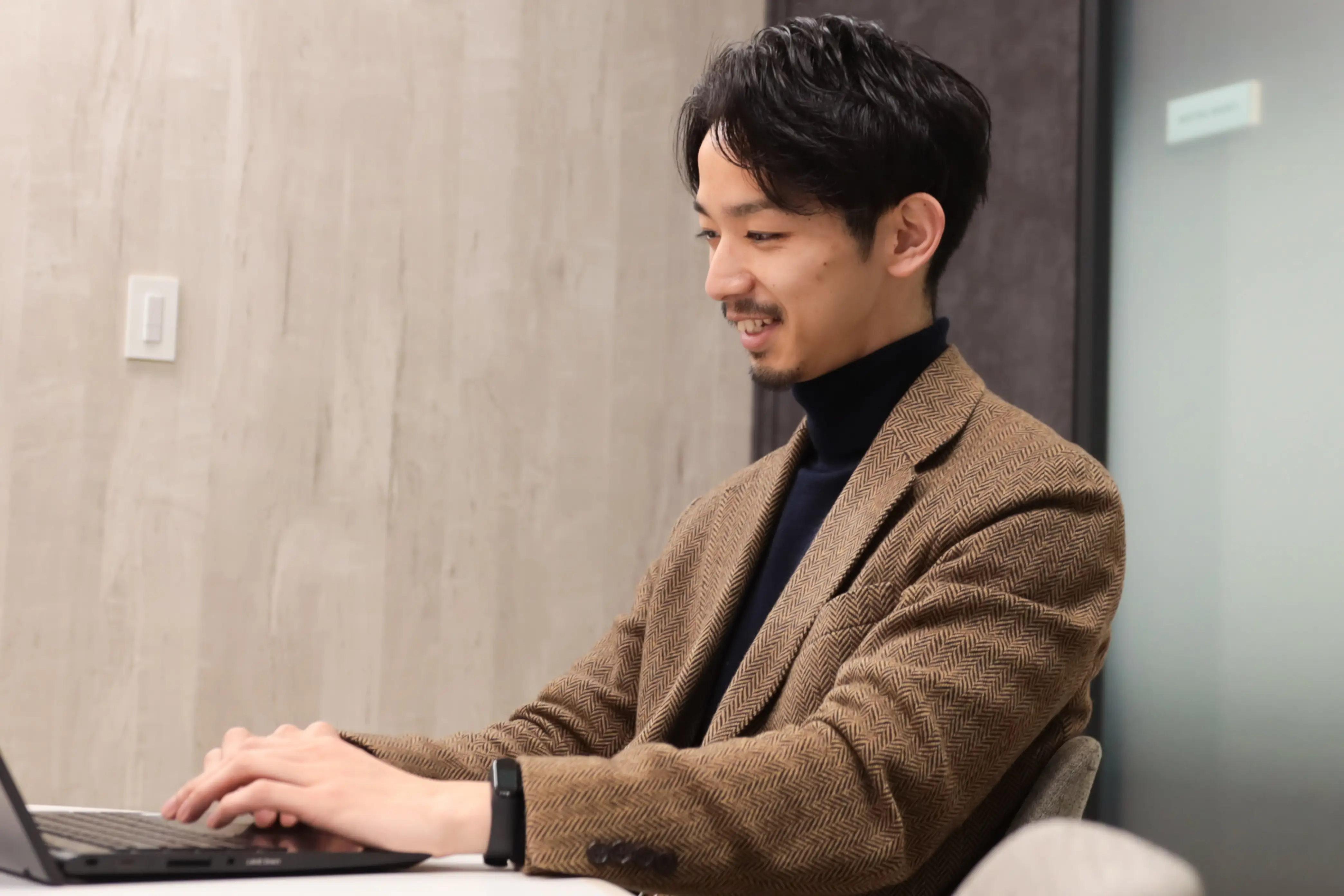 夜の会社を外から見た画像