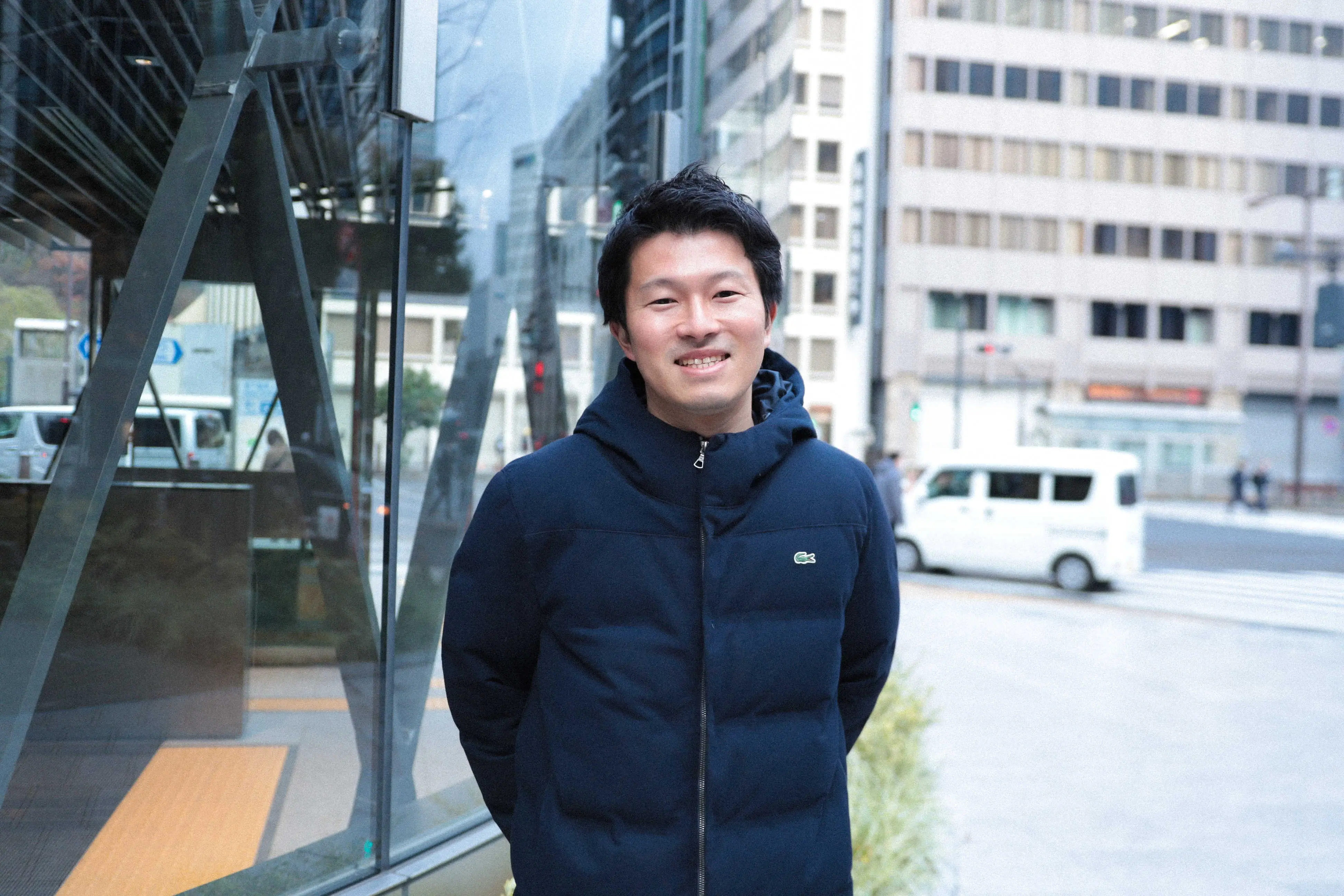 夜の会社を外から見た画像