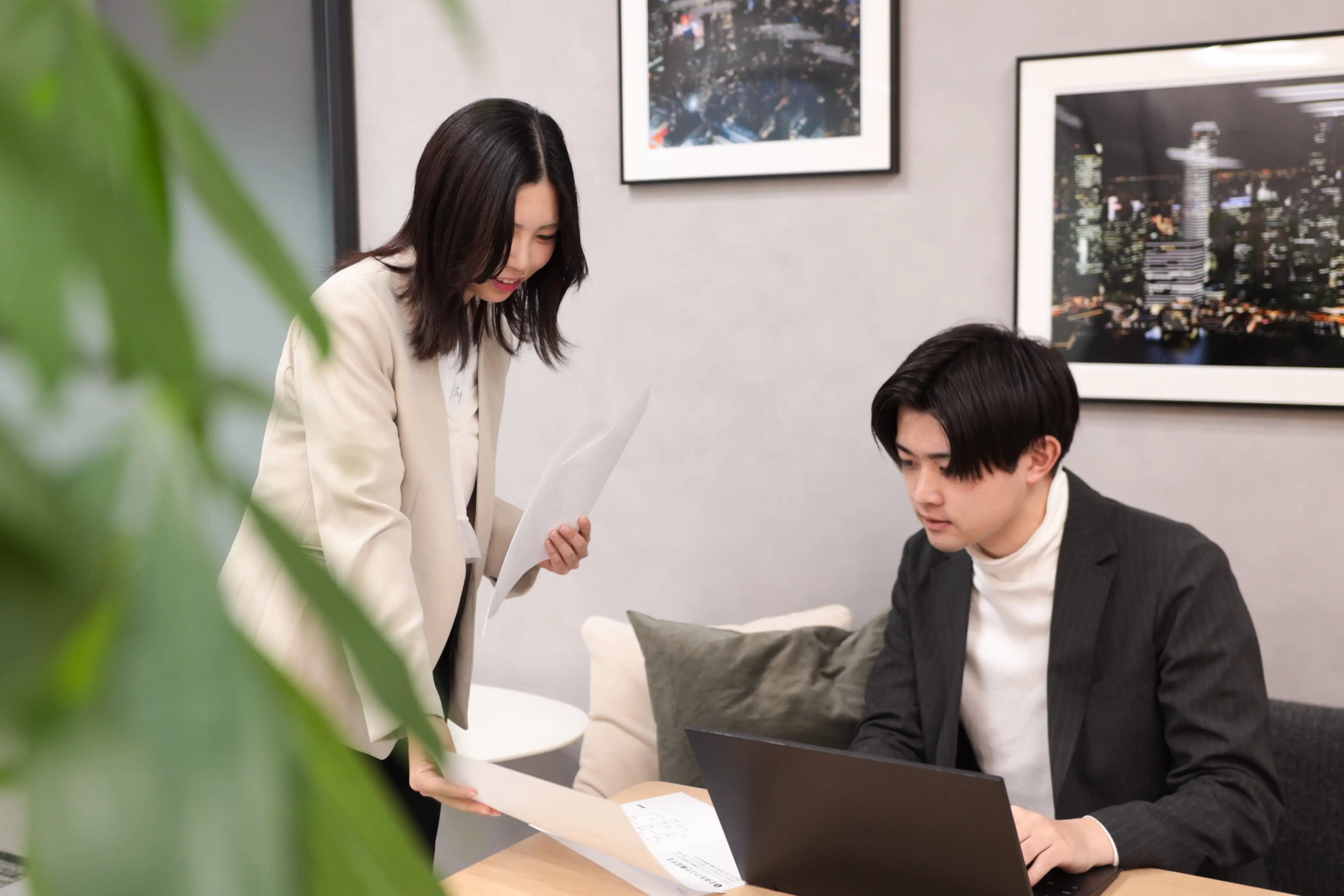 会社の入り口で立っている２人の男性