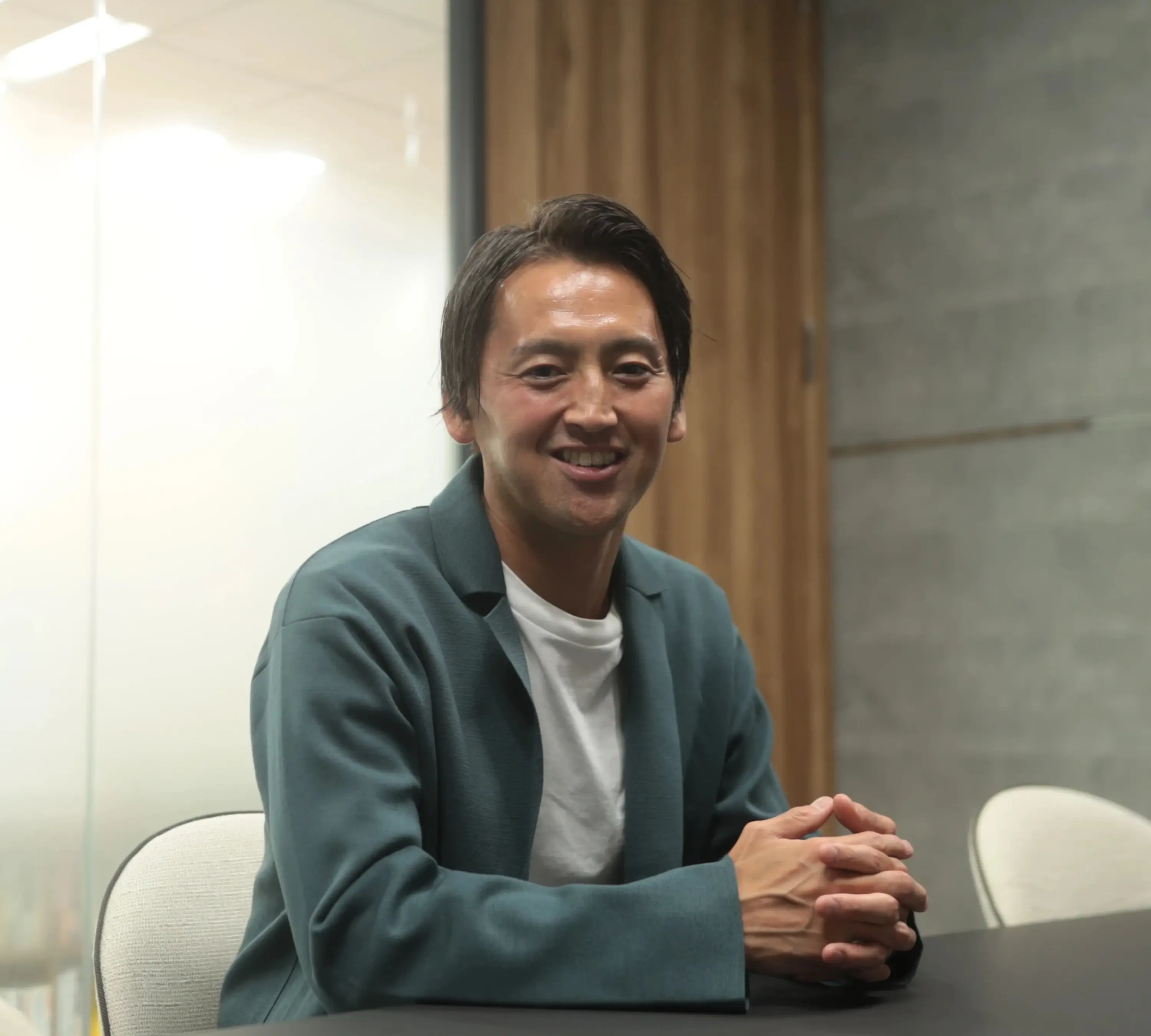 微笑んでいる髭を生やした男性の画像