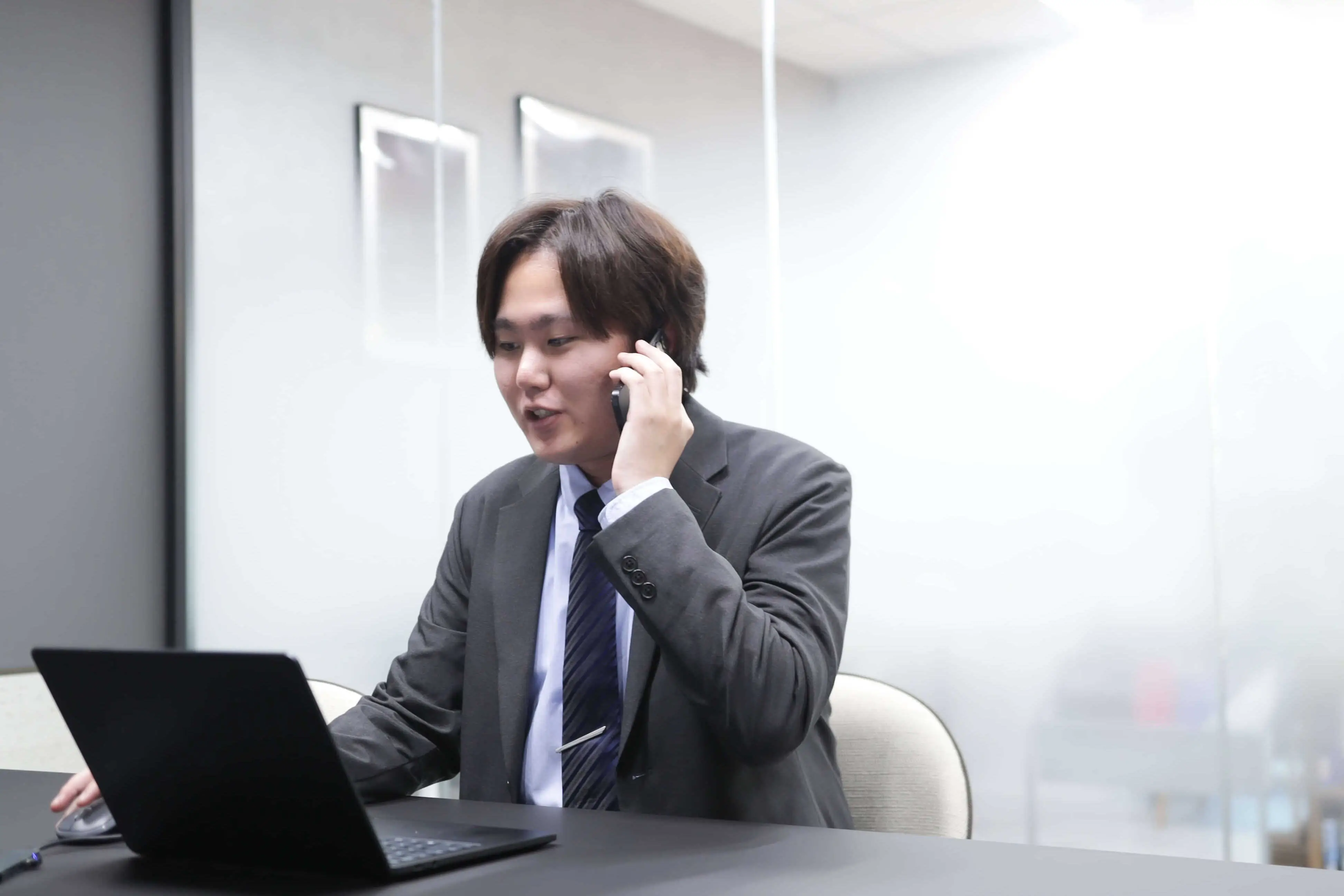 夜の会社を外から見た画像