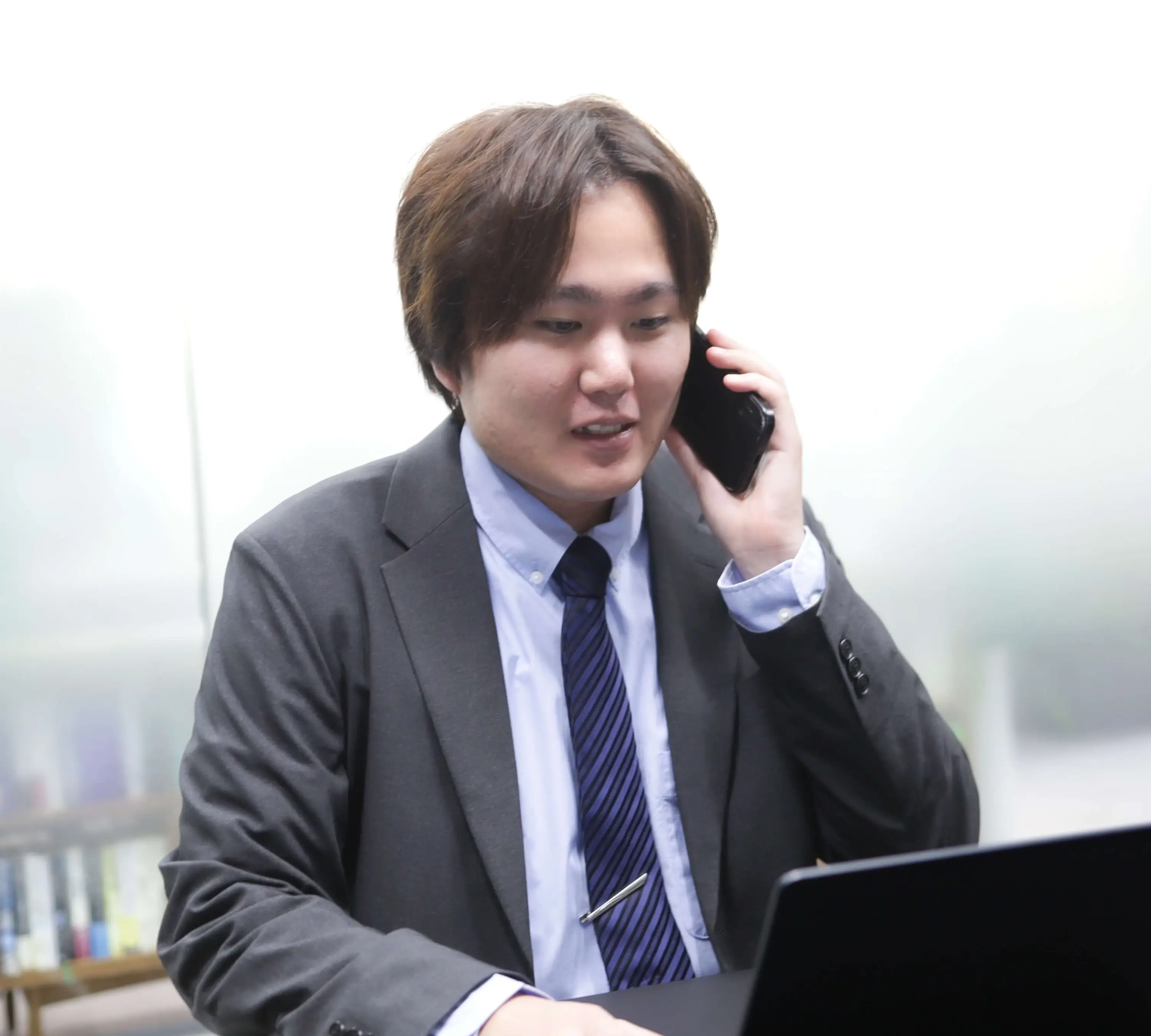 微笑んでいる髭を生やした男性の画像