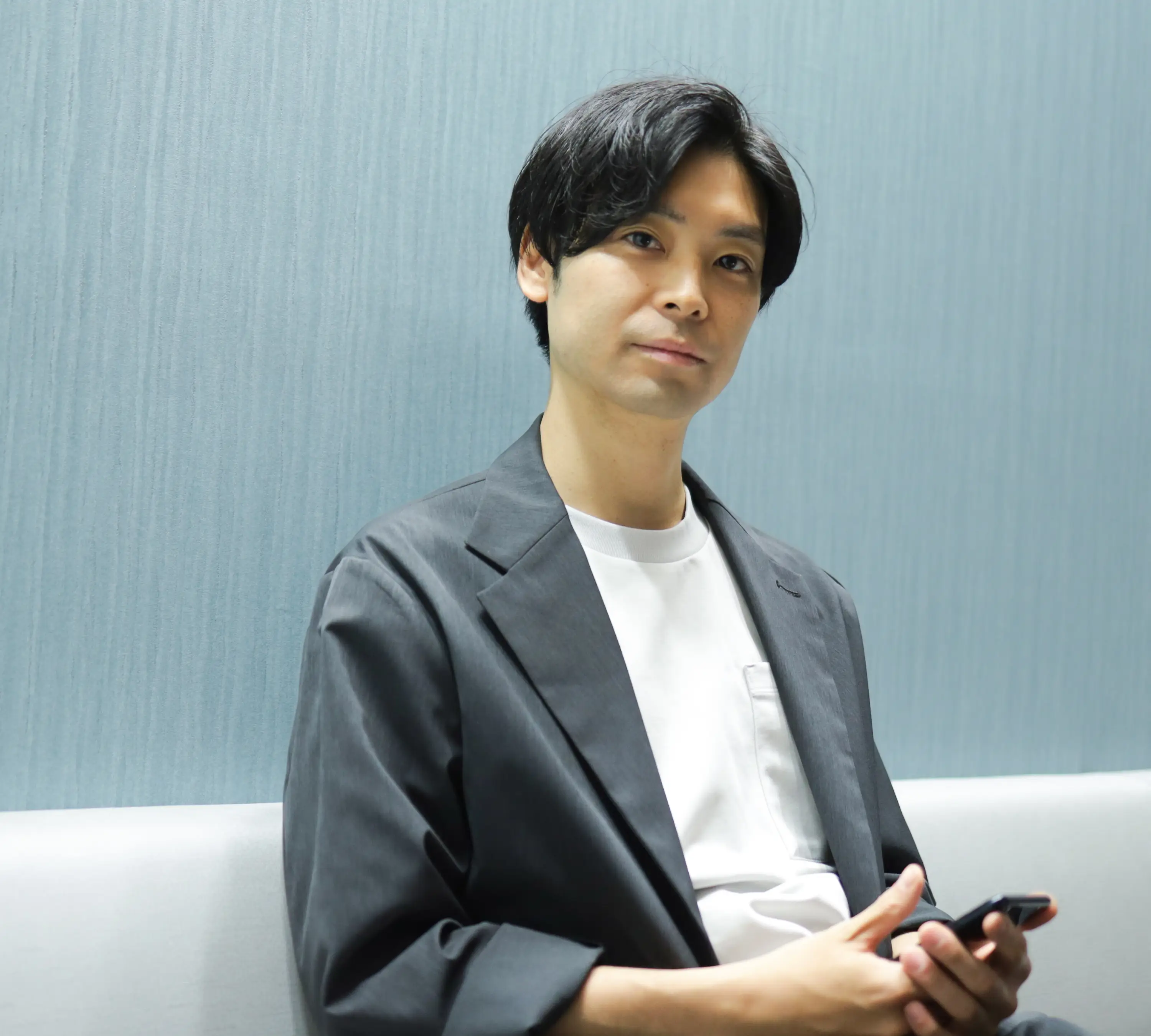 微笑んでいる髭を生やした男性の画像