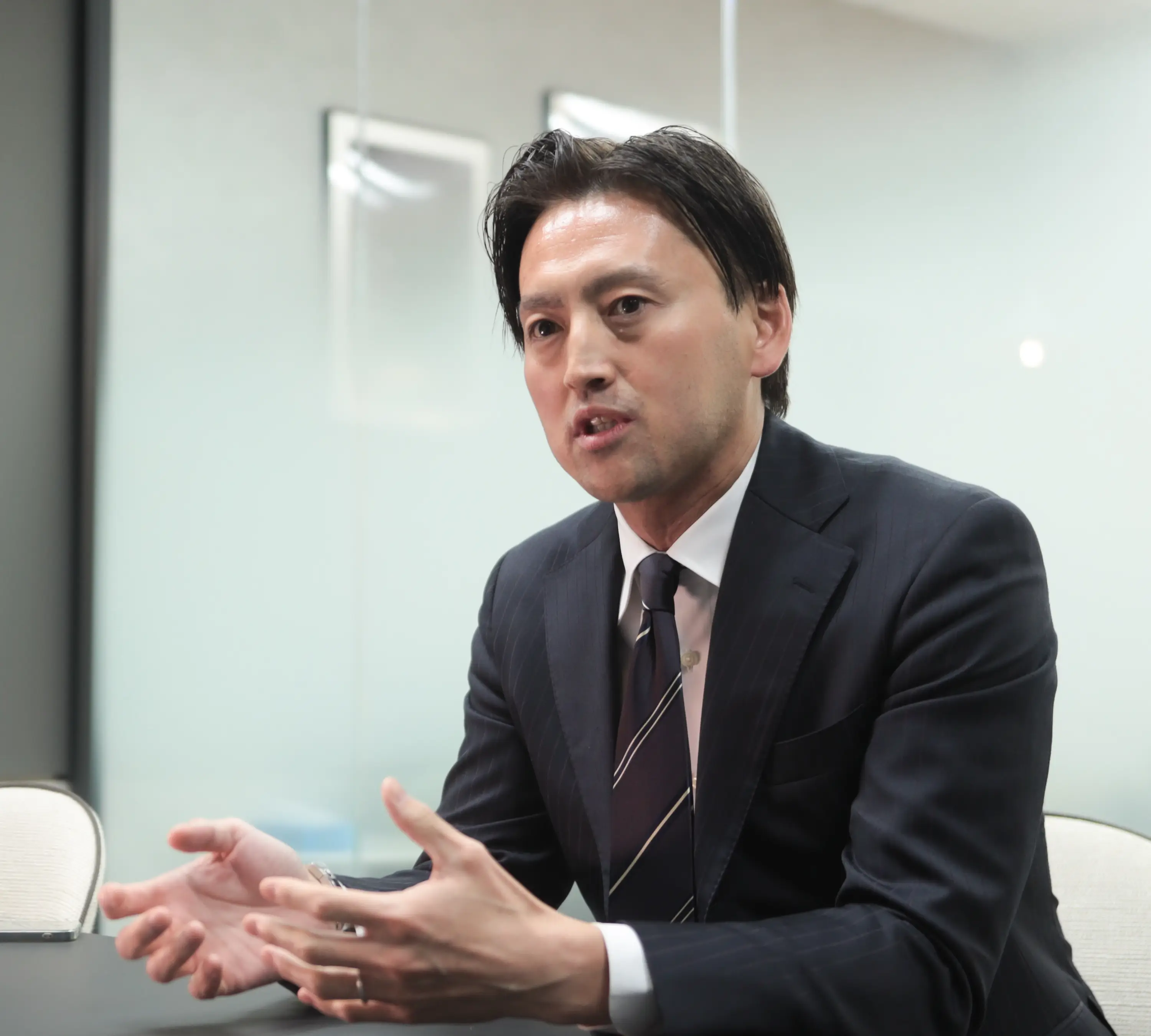 微笑んでいる髭を生やした男性の画像