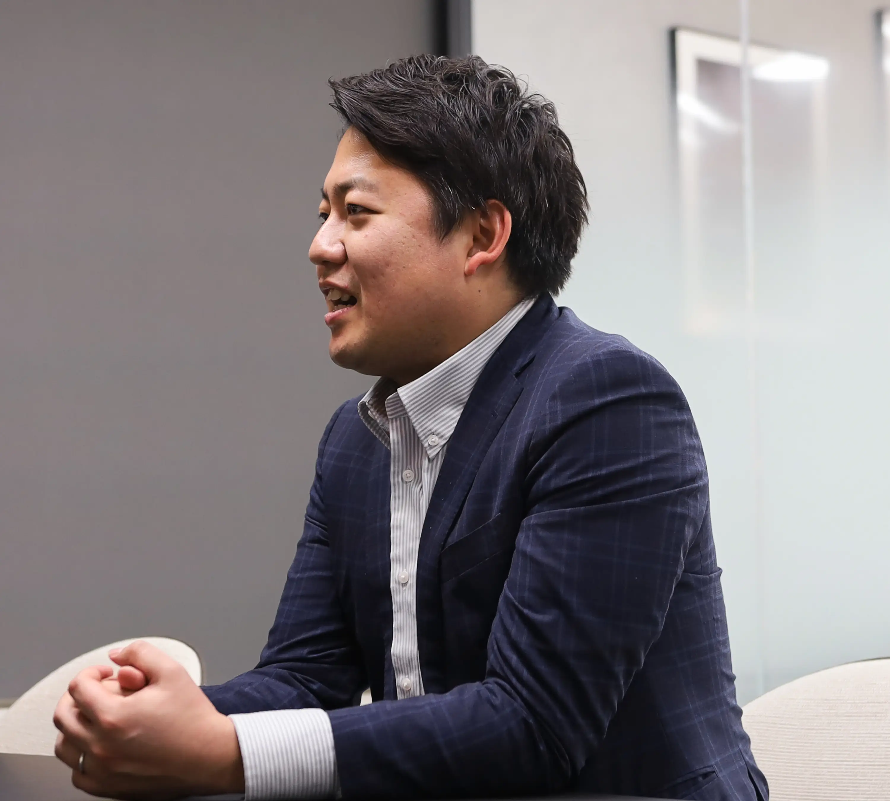 微笑んでいる髭を生やした男性の画像